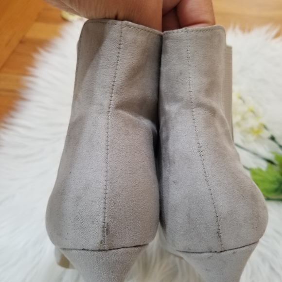 EXPRESS Pointed Faux Suede Ankle Boots Light Gray Color SIZE 9. - Picture 12 of 16